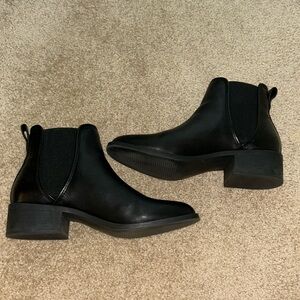 Very Light worn Steve Madden Womens black slip on ankle boots.